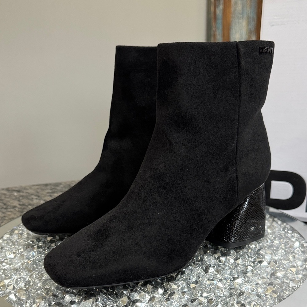 DKNY Black Ankle Booties with Textured Block Heel NEW 9.5 - Picture 8 of 17